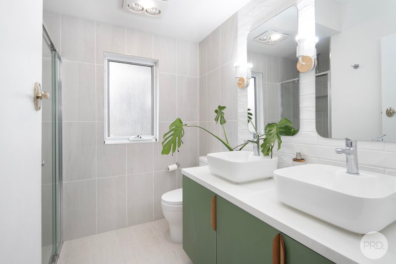 Photo - 17 Linden Avenue, Wendouree VIC 3355 - Image 6