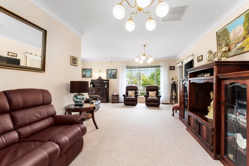 Photo - 17 Longbrae Avenue, Forest Hill VIC 3131 - Image 2