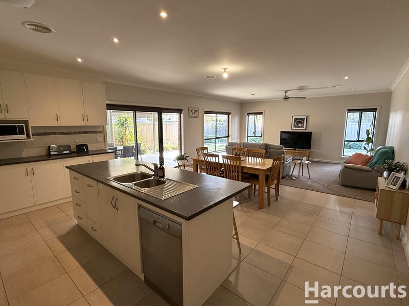 Photo - 17 Matthews Court, Horsham VIC 3400 - Image 6