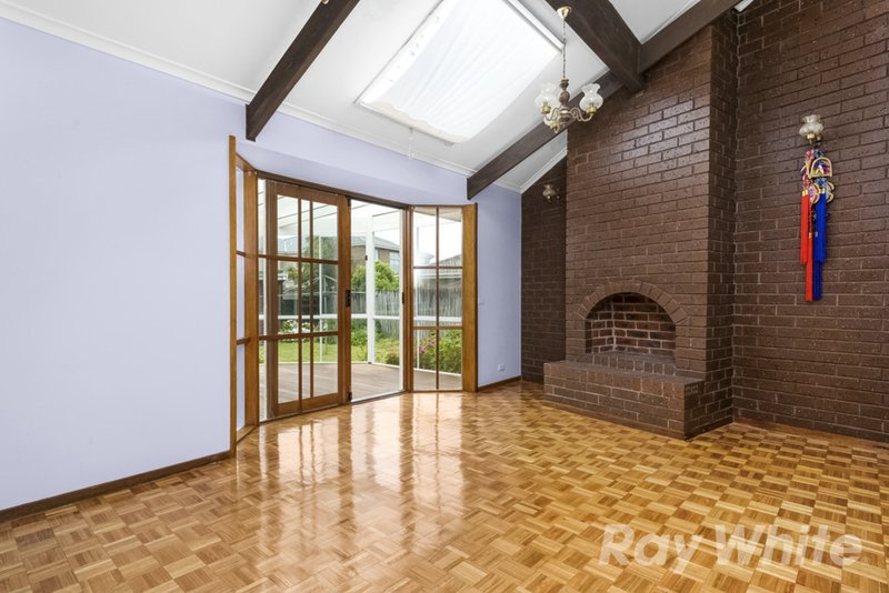 Photo - 17 Mavista Avenue, Glen Waverley VIC 3150 - Image 4