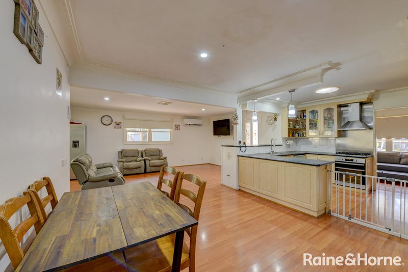 Photo - 17 Mcdonald Crescent, Tamworth NSW 2340 - Image 4