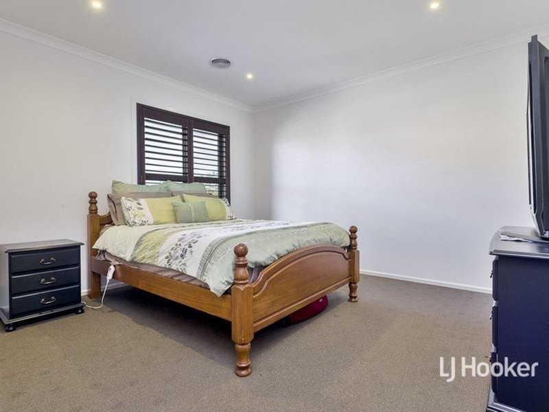 Photo - 17 Mcwilliams Crescent, Point Cook VIC 3030 - Image 7