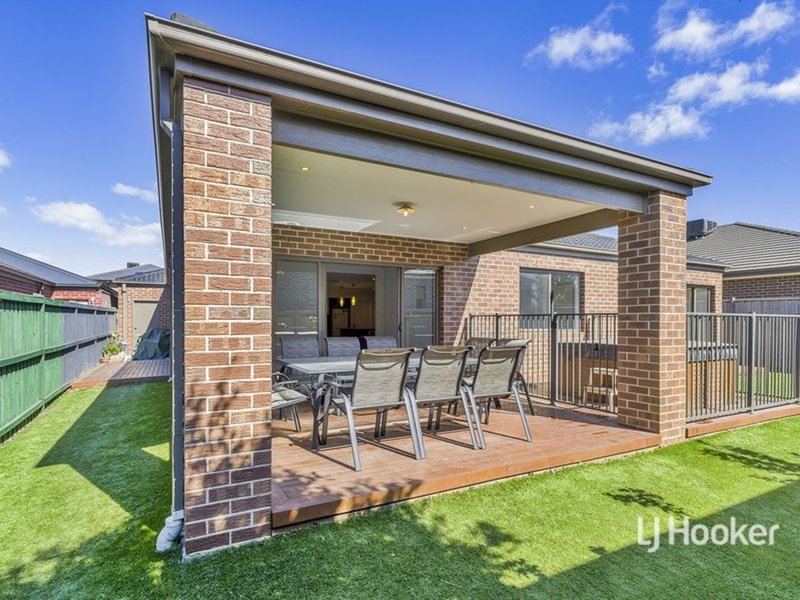 Photo - 17 Mcwilliams Crescent, Point Cook VIC 3030 - Image 9