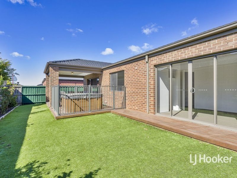 Photo - 17 Mcwilliams Crescent, Point Cook VIC 3030 - Image 11