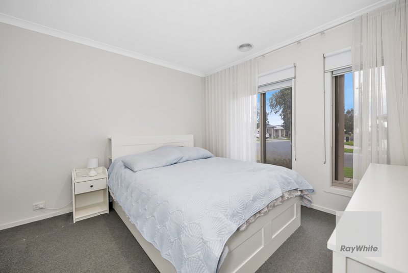 Photo - 17 Milsom Avenue, Fraser Rise VIC 3336 - Image 2