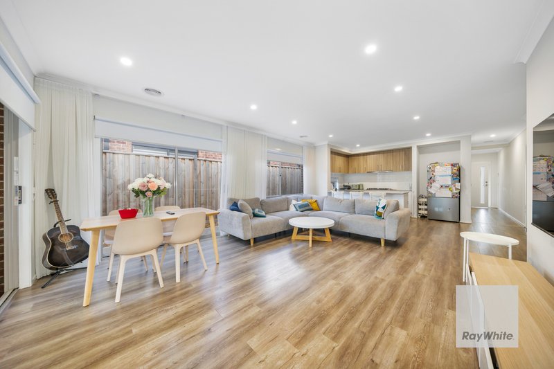 Photo - 17 Milsom Avenue, Fraser Rise VIC 3336 - Image 7