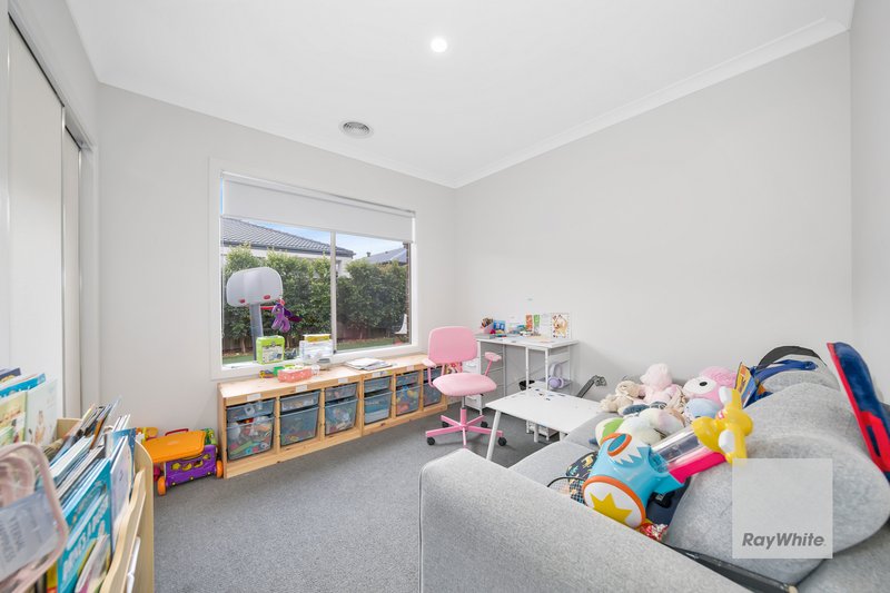 Photo - 17 Milsom Avenue, Fraser Rise VIC 3336 - Image 8