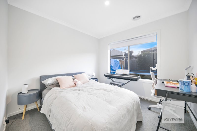 Photo - 17 Milsom Avenue, Fraser Rise VIC 3336 - Image 9