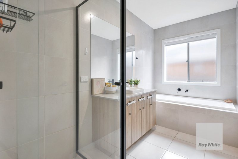Photo - 17 Milsom Avenue, Fraser Rise VIC 3336 - Image 11