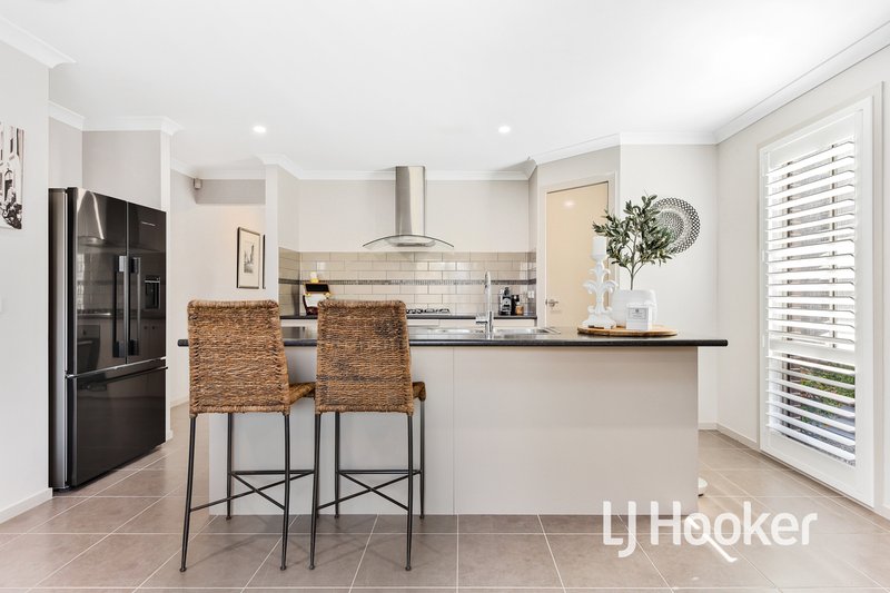 Photo - 17 Nobel Drive, Cranbourne West VIC 3977 - Image 4