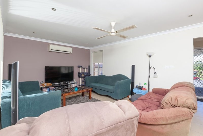 Photo - 17 Osburn Pl , St Helens Park NSW 2560 - Image 3