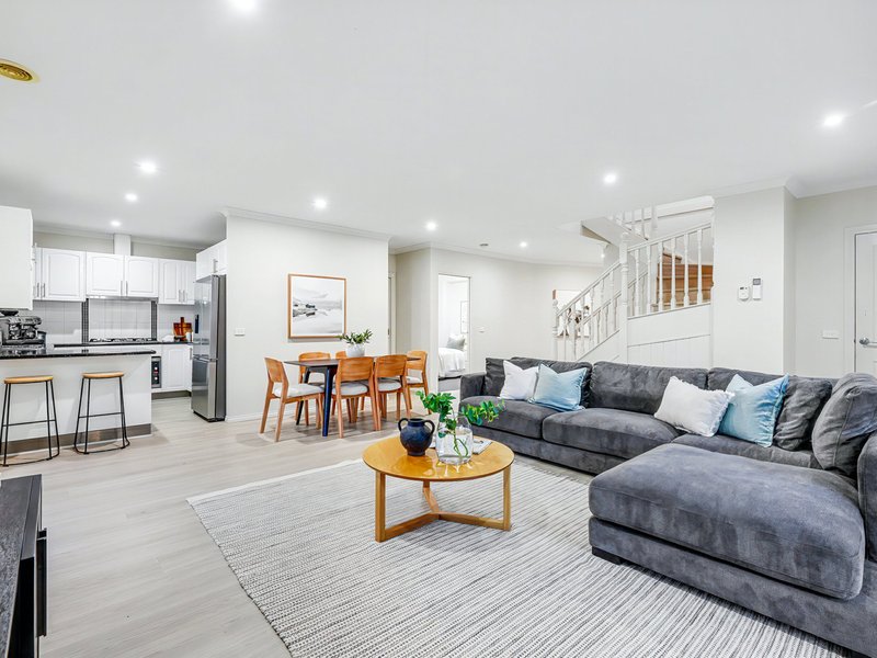 Photo - 17 Parmentier Way, Pakenham VIC 3810 - Image 3