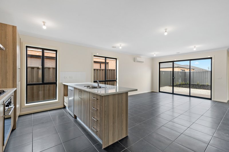 Photo - 17 Phoenix Circuit, Brookfield VIC 3338 - Image 3