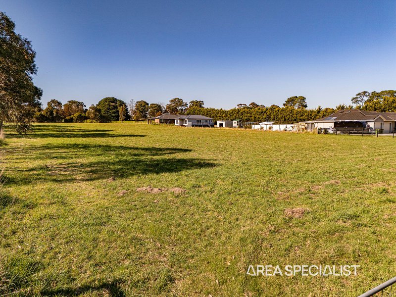 Photo - 17 Pinehill Drive, Pakenham VIC 3810 - Image 11