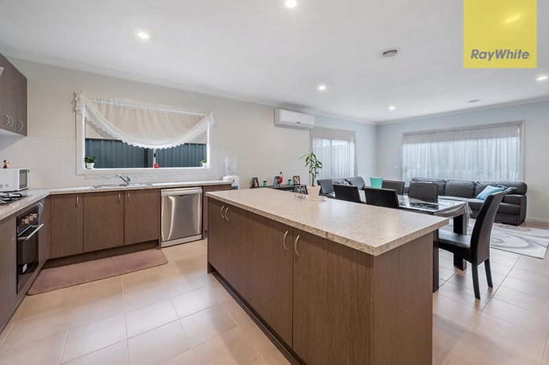 Photo - 17 Pinnacle Drive, Craigieburn VIC 3064 - Image 3