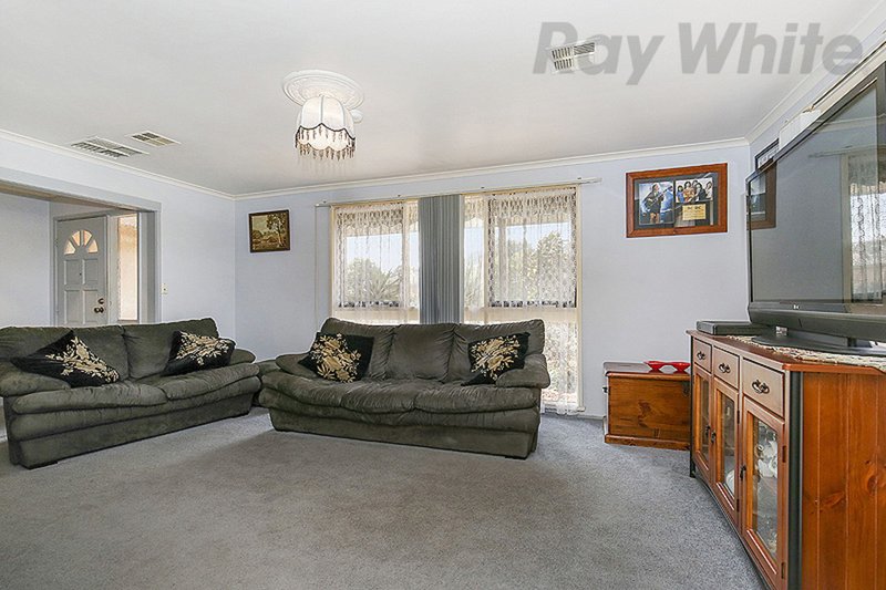 Photo - 17 Poseidon Close, Mill Park VIC 3082 - Image 2