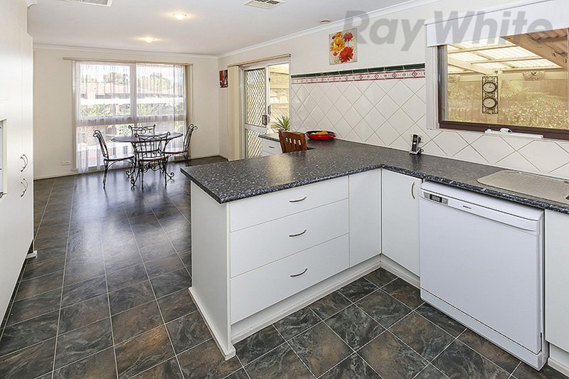 Photo - 17 Poseidon Close, Mill Park VIC 3082 - Image 4