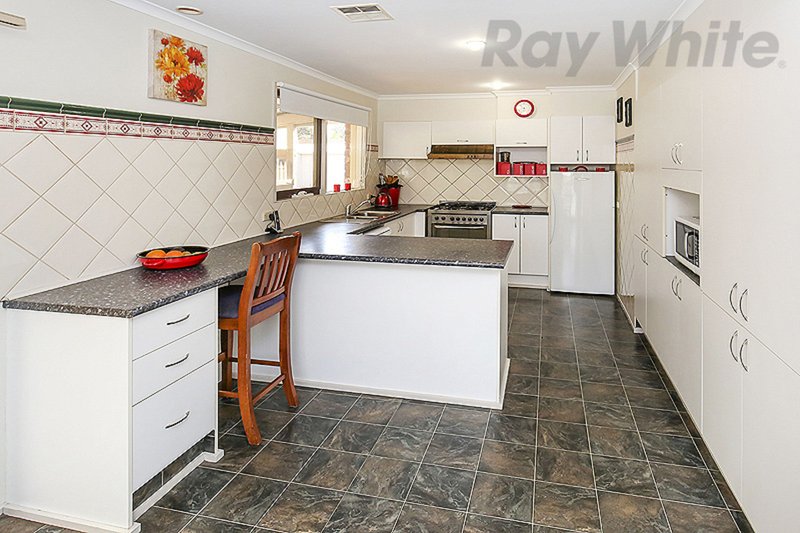 Photo - 17 Poseidon Close, Mill Park VIC 3082 - Image 6