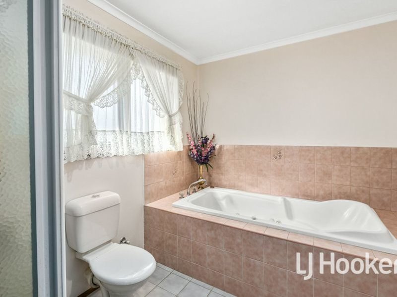 Photo - 17 Princess Maria Place, Hampton Park VIC 3976 - Image 9