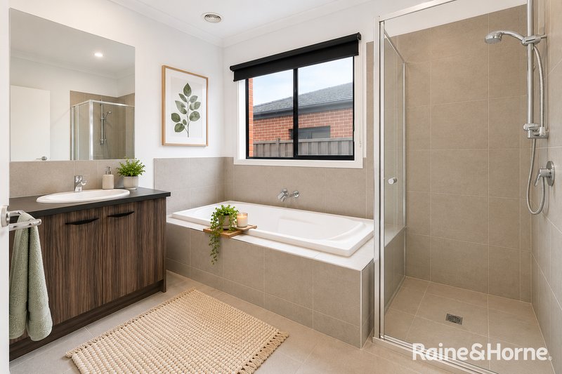 Photo - 17 Rainier Drive, Truganina VIC 3029 - Image 11