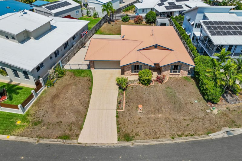 Photo - 17 Riverside Drive, Tannum Sands QLD 4680 - Image 3