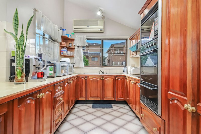 Photo - 17 Roland Street, Bossley Park NSW 2176 - Image 4