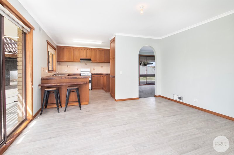 Photo - 17 Rowan Parade, Wendouree VIC 3355 - Image 5