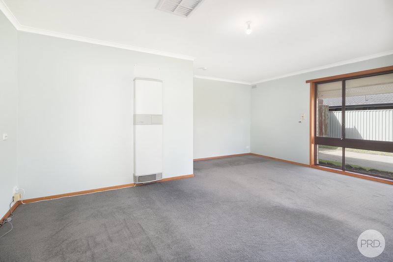 Photo - 17 Rowan Parade, Wendouree VIC 3355 - Image 9