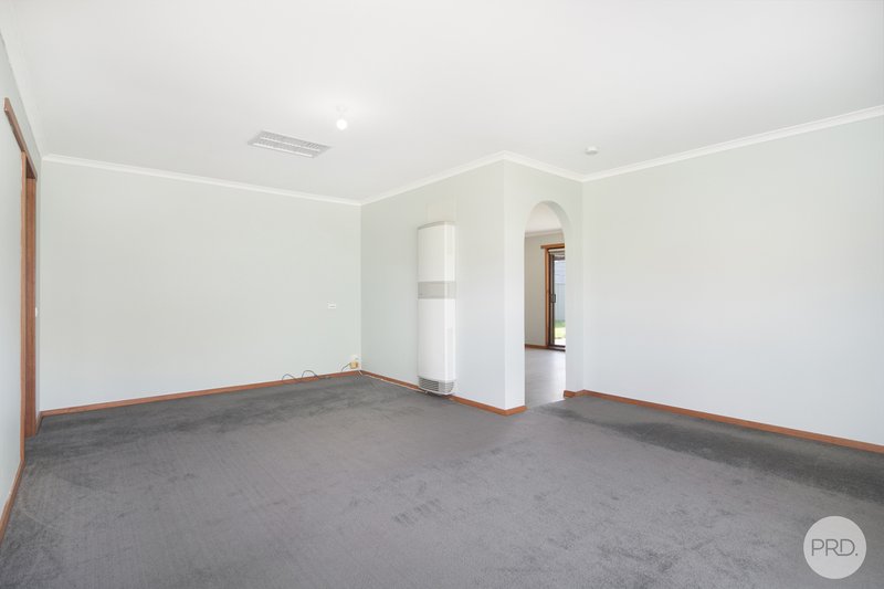 Photo - 17 Rowan Parade, Wendouree VIC 3355 - Image 10