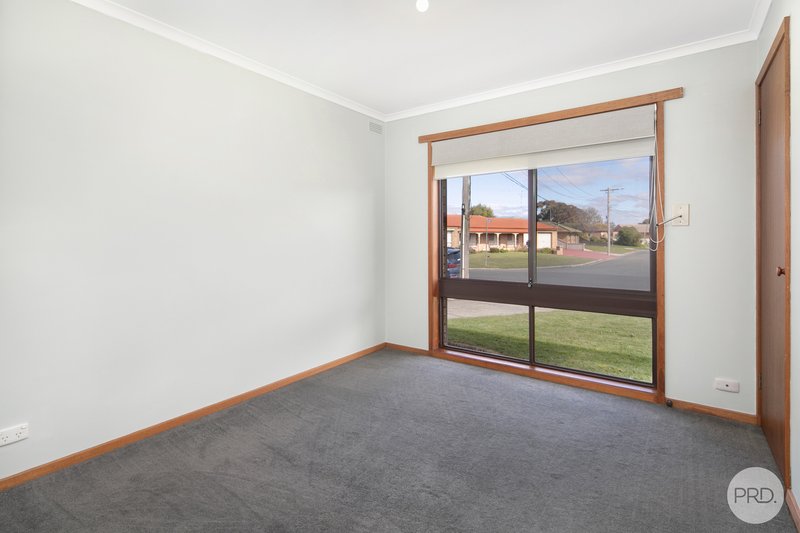 Photo - 17 Rowan Parade, Wendouree VIC 3355 - Image 11