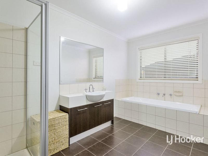 Photo - 17 Siracusa Avenue, Point Cook VIC 3030 - Image 10