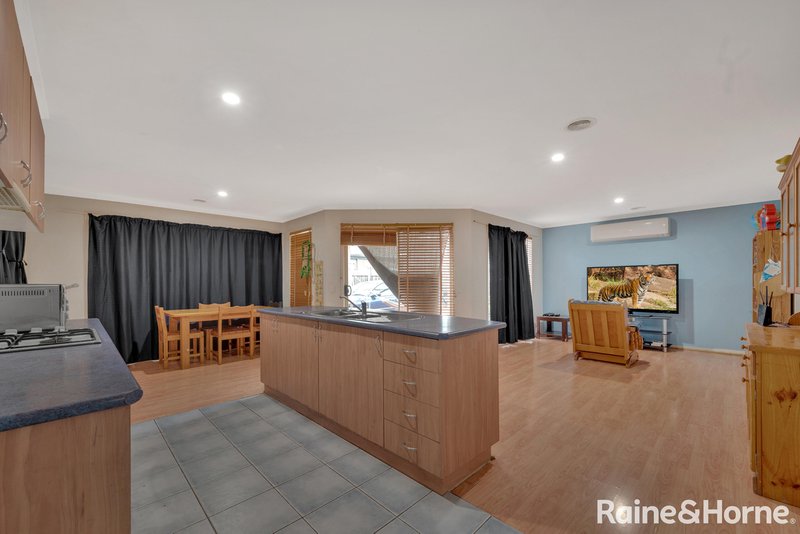 Photo - 17 Sirius Way, Kurunjang VIC 3337 - Image 6