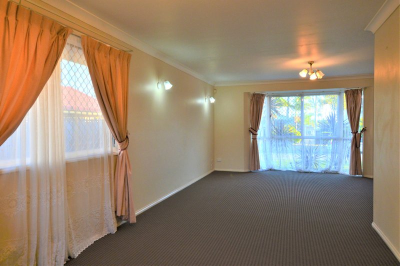 Photo - 17 Solandra Crescent, Calamvale QLD 4116 - Image 2