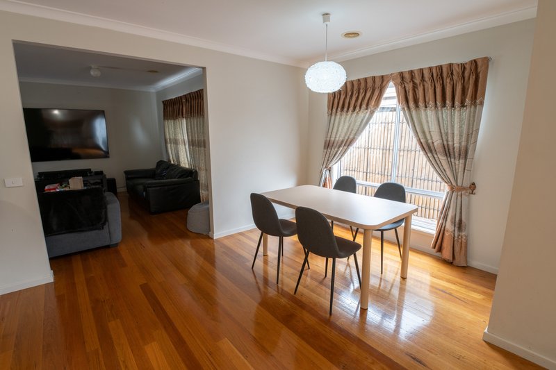 Photo - 17 Songbird Crescent, South Morang VIC 3752 - Image 3