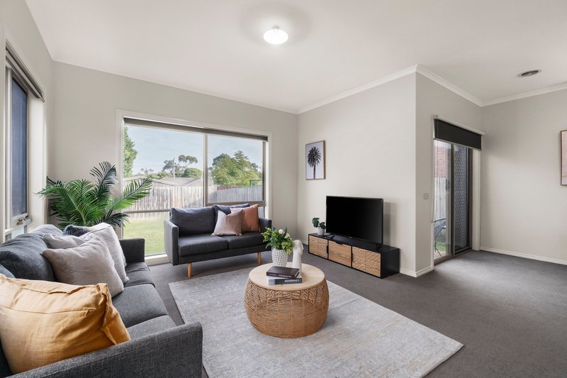 Photo - 17 St Laurent Rise, Knoxfield VIC 3180 - Image 2