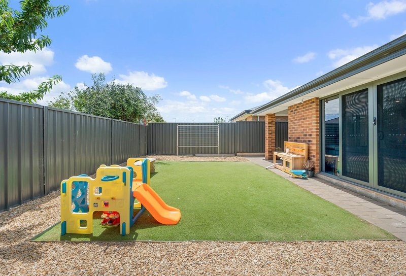 Photo - 17 Sunderland Crescent, Seaford SA 5169 - Image 17