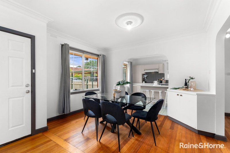 Photo - 17 Sunset Boulevard, Jacana VIC 3047 - Image 4