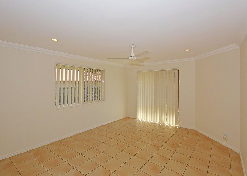 Photo - 17 Surrey Court, Kawungan QLD 4655 - Image 6