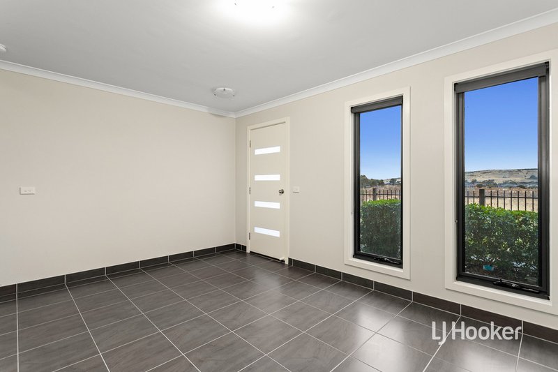 Photo - 17 Swagman Walk, Wollert VIC 3750 - Image 2