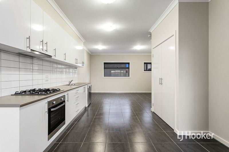 Photo - 17 Swagman Walk, Wollert VIC 3750 - Image 4