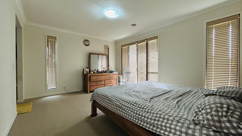 Photo - 17 Tamarin Street, Craigieburn VIC 3064 - Image 8