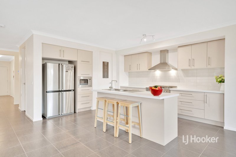 Photo - 17 Toddington Avenue, Williams Landing VIC 3027 - Image 3