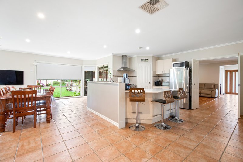 Photo - 17 Torquata Court, Hoppers Crossing VIC 3029 - Image 4