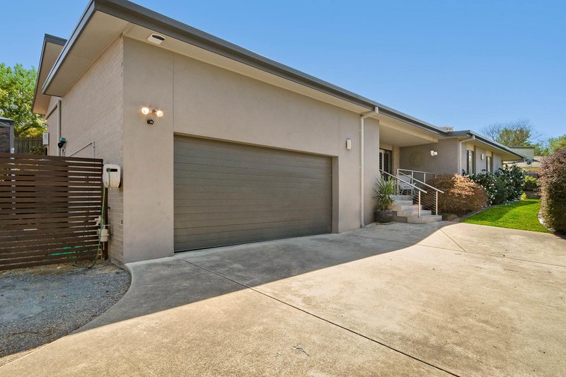 Photo - 17 Traine Court, Amaroo ACT 2914 - Image 4
