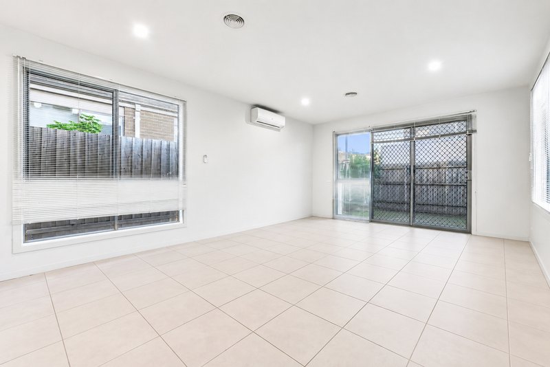 Photo - 17 Tully Crescent, Narre Warren VIC 3805 - Image 4