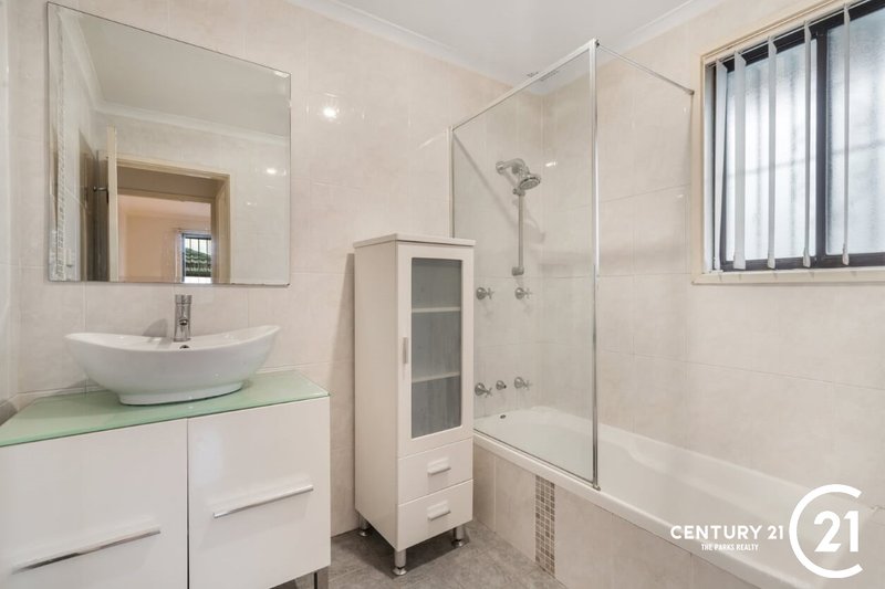 Photo - 17 Turquoise Crescent, Bossley Park NSW 2176 - Image 9