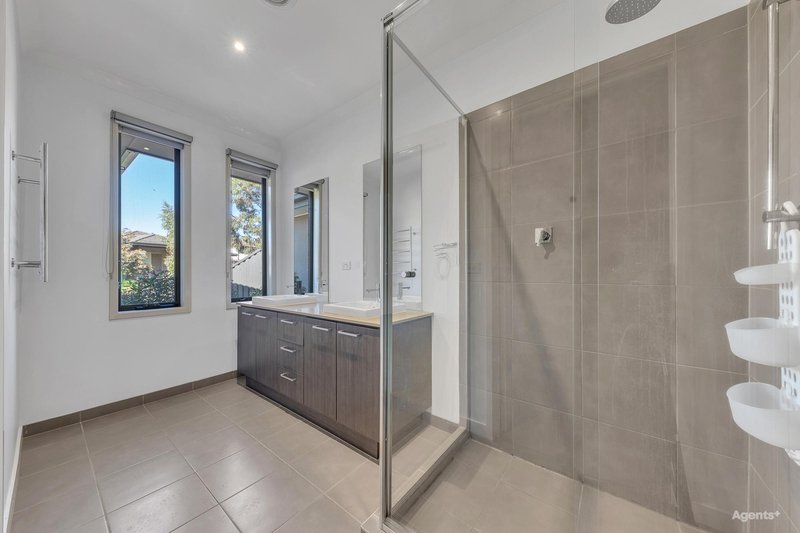 Photo - 17 Tyler Crescent, Tarneit VIC 3029 - Image 3