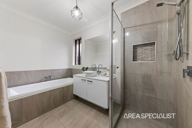 Photo - 17 Viewgrand Drive, Pakenham VIC 3810 - Image 11