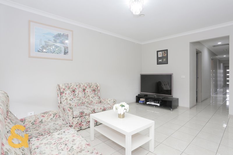 Photo - 17 Viewside Crescent, Craigieburn VIC 3064 - Image 3