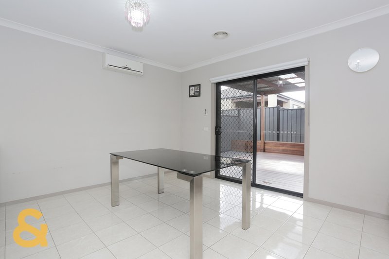 Photo - 17 Viewside Crescent, Craigieburn VIC 3064 - Image 5